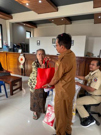 PENYERAHAN BANTUAN SOSIAL SEMBAKO KEPADA LANSIA di DESA GESING